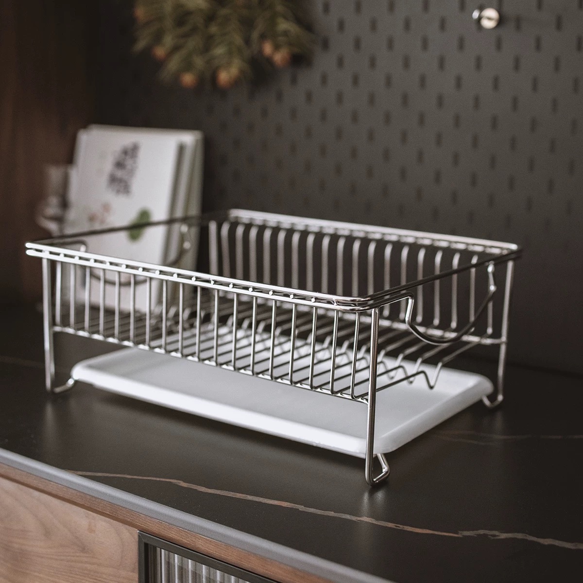 金属製の家庭用収納ラックと木製の家庭用収納ラックはどう違うのですか?